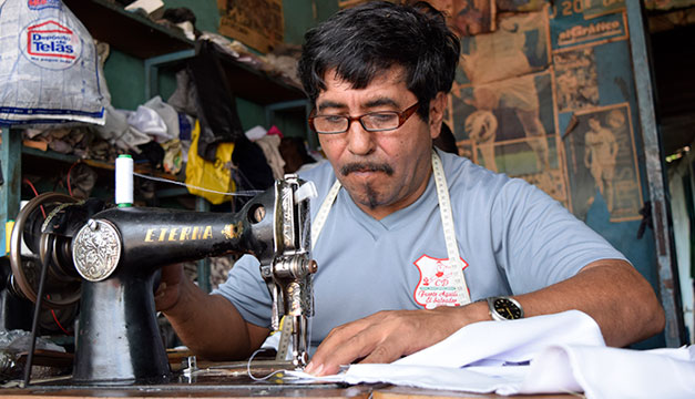 Sastrerías con poca demandas de uniformes / Jimmy Romero