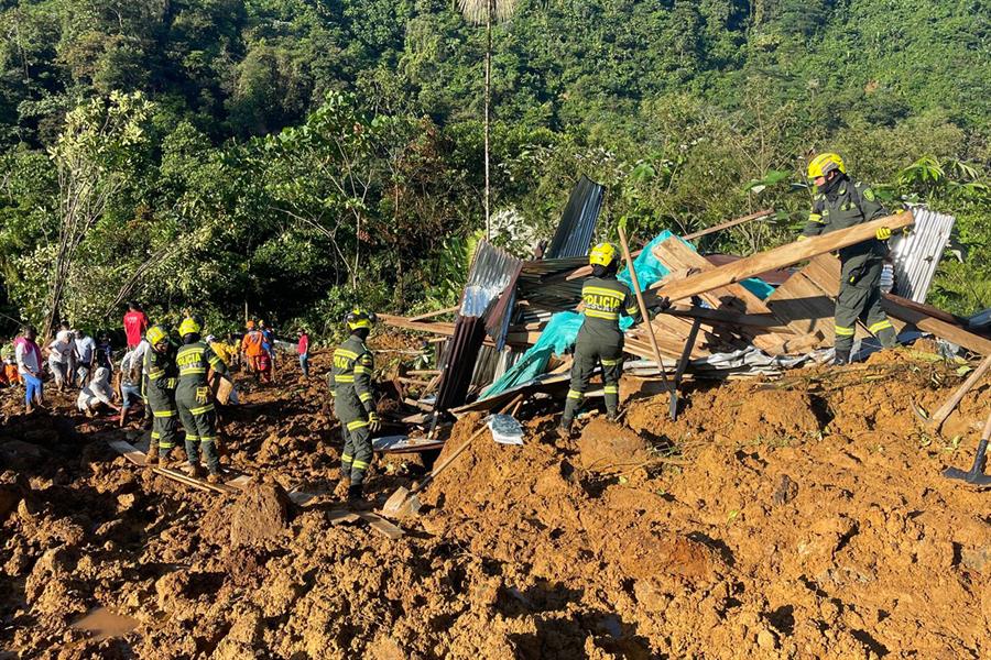 Fotografía cedida por la Policía Nacional de Colombia que muestra a rescatistas y policías mientras trabajan en la recuperación de cuerpos./ EFE