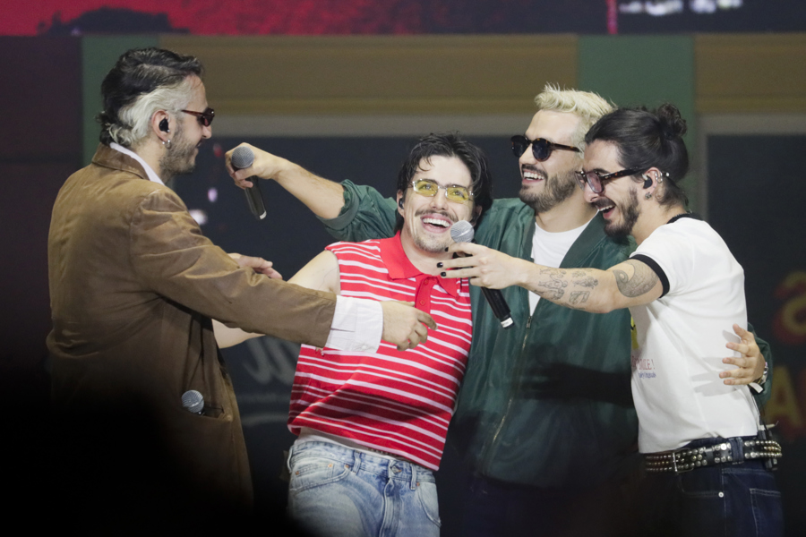 Juan Pablo Isaza (i), Martín Vargas Morales (2-i), Juan Pablo Villamil (2-d) y Simón Vargas Morales (d), en un concierto en Bogotá, el pasado 14 de mayo./ EFE