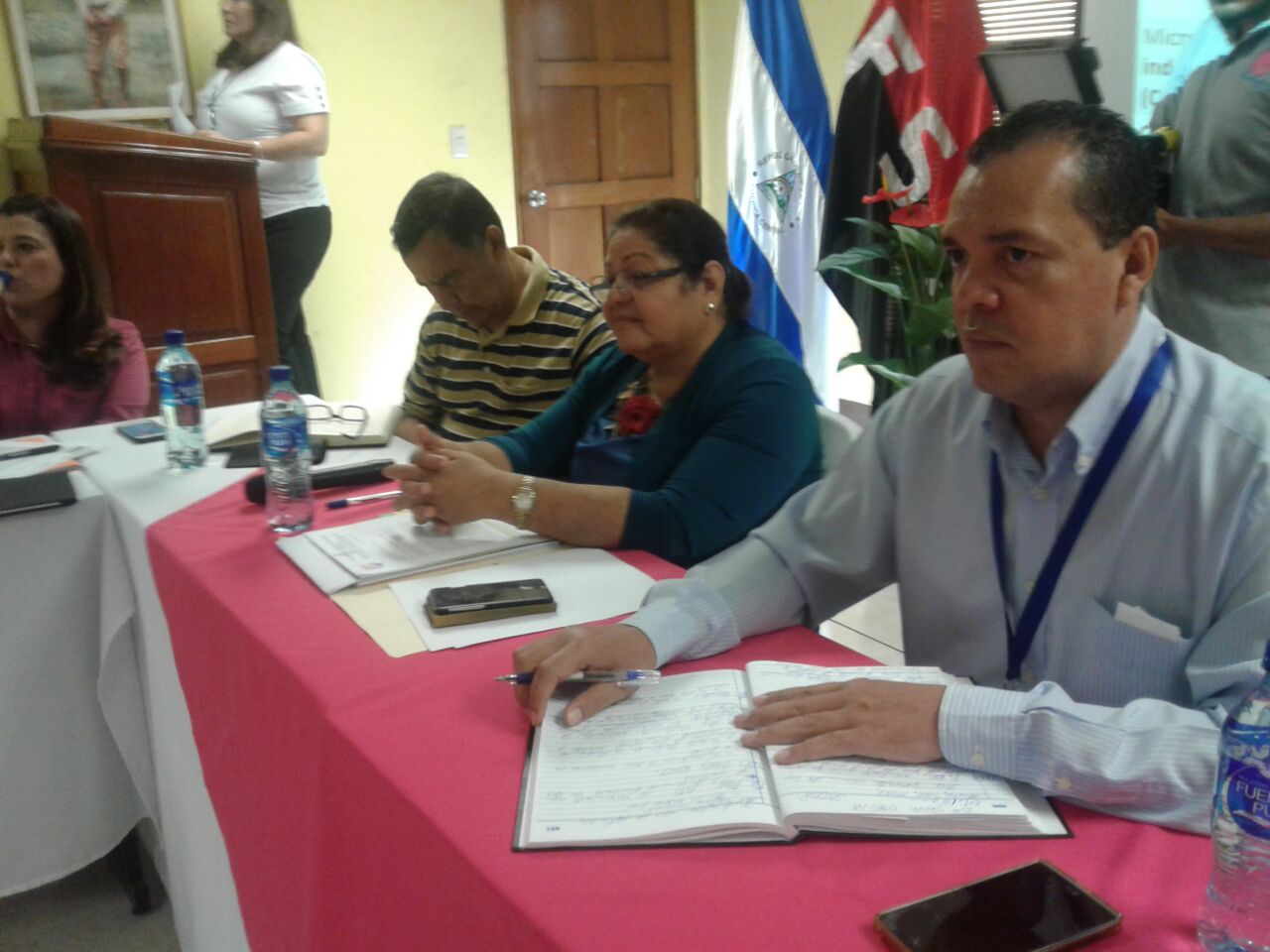 Tercer encuentro en la mesa de negociación del salario mínimo se presentaron más propuestas. Foto/Héctor Rosales