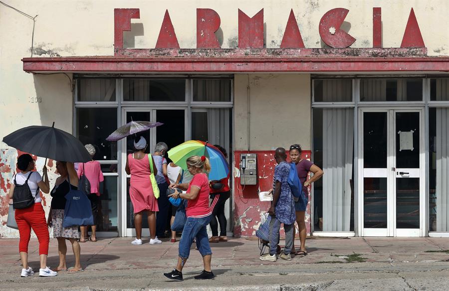 Personas esperan afuera de una farmacia, el 19 de enero de 2024, en La Habana (Cuba)./EFE