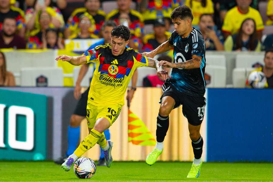 Alejandro Zendejas (i) de América disputa el balón con Anthony Markanich de Minnesota este sábado./ EFE