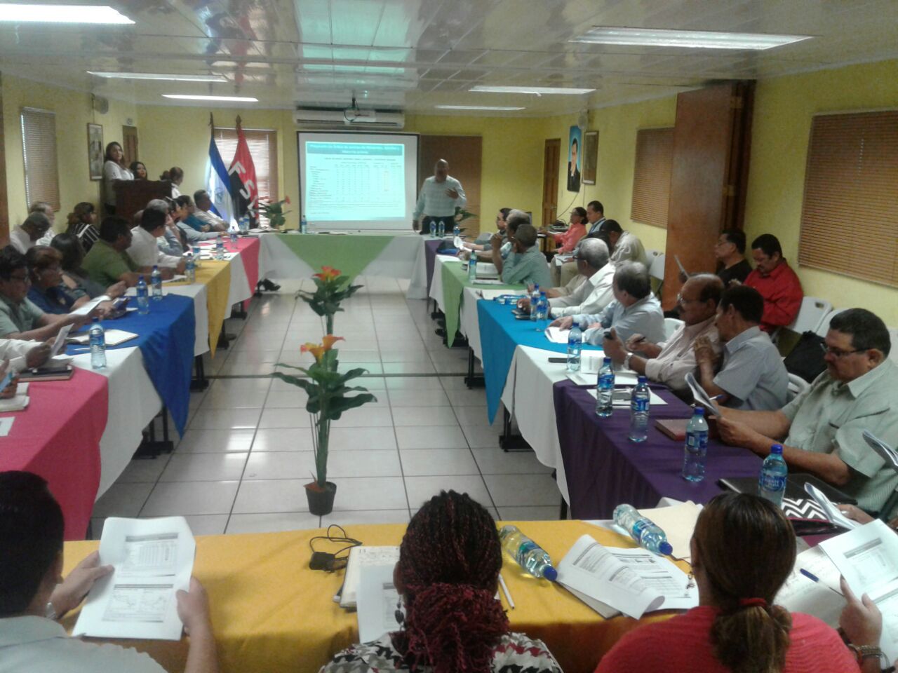 Mesa de negociación del salario mínimo 2018 en Nicaragua. Foto: Héctor Rosales