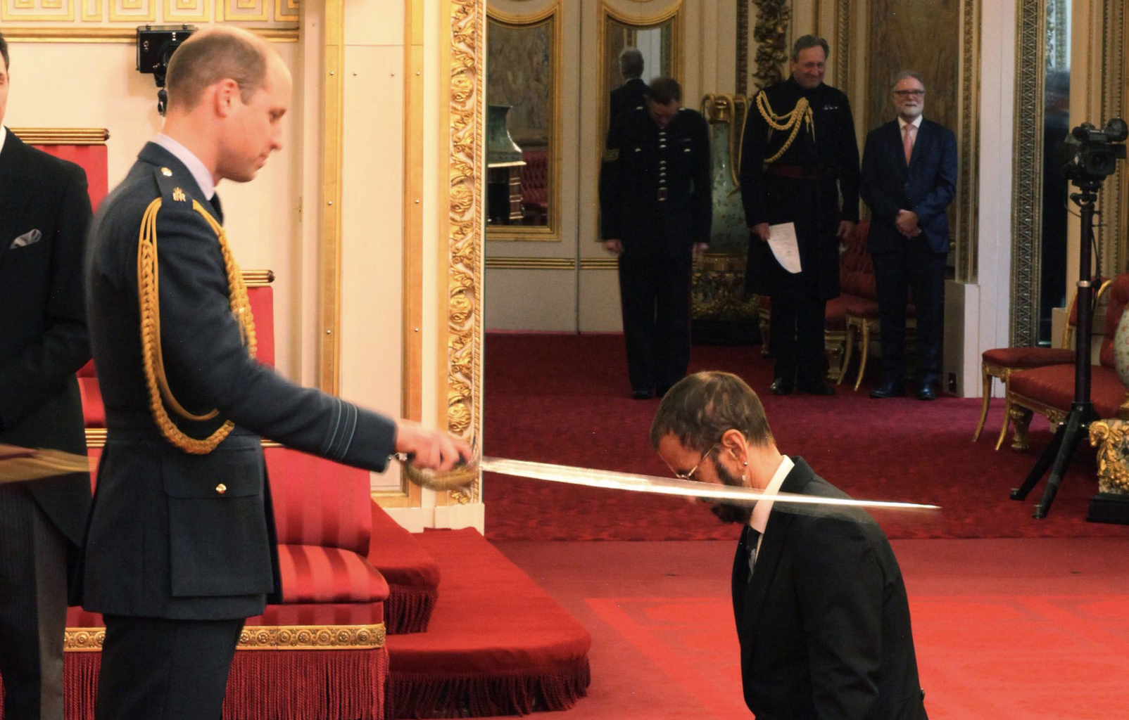 El príncipe Guillermo nombra a Ringo Starr como Caballero del Imperio Británico. Foto Twitter: @RoyalFamily