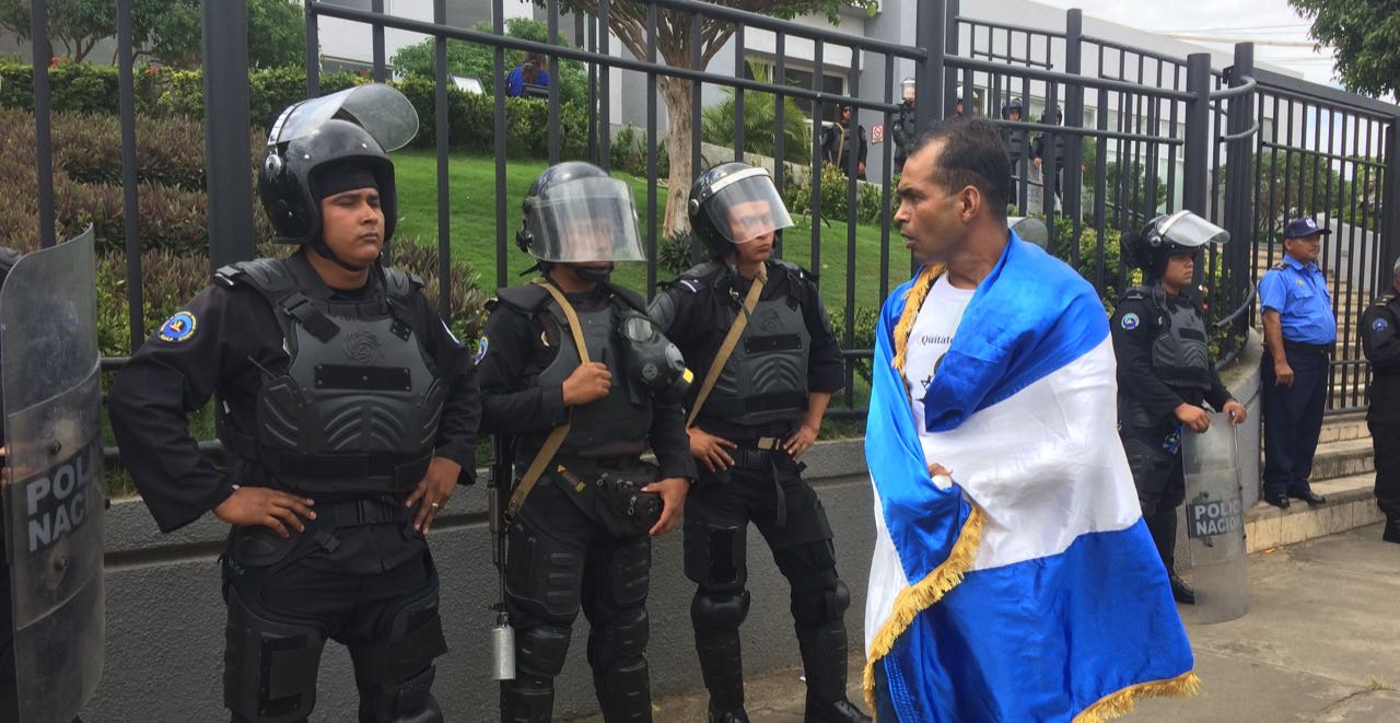 Antimotines custionando las afueras del CSE. Foto Gerall Chávez