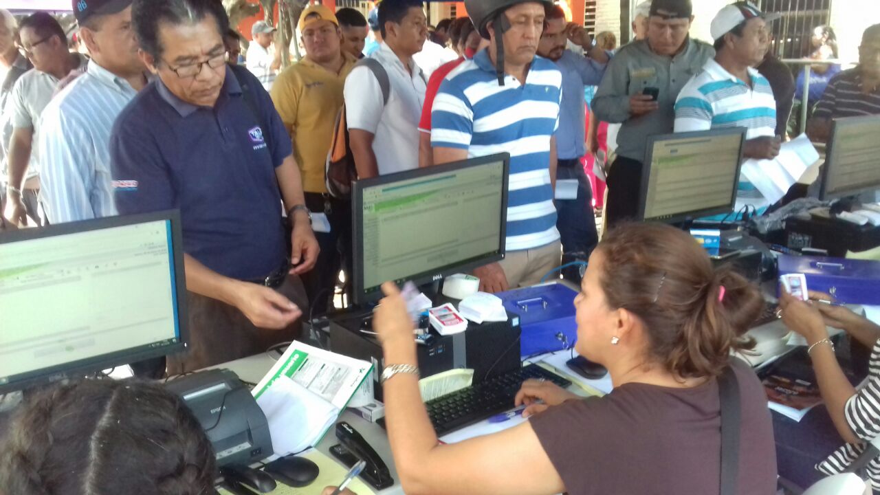 Las filas son kilómetricas en los toldos ubicados en el Centro Cívico para el pago del sticker de rodamiento. Foto: Héctor Rosales