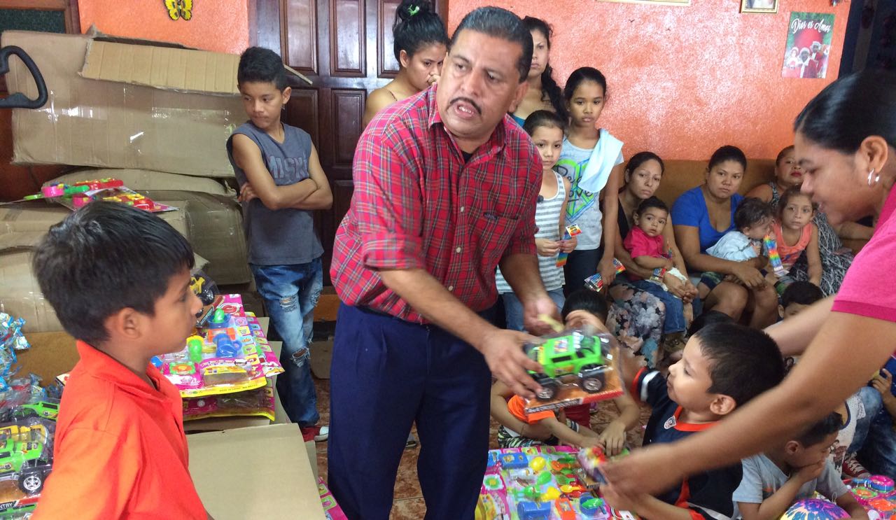 Víctor Rosales, inició la entrega de juguetes