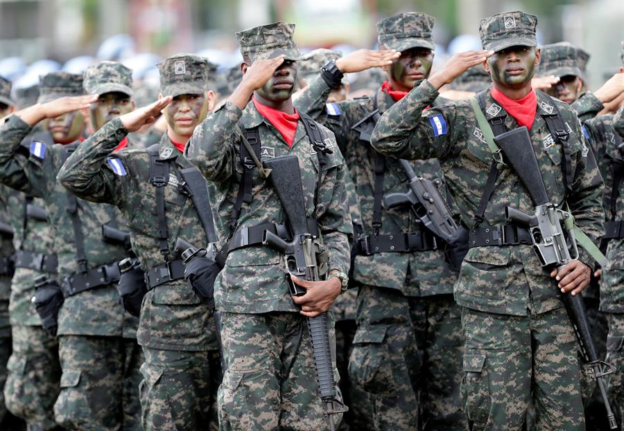 Fotografía de archivo en la que se registró un escuadrón de miembros de las Fuerzas Armadas hondureñas, en Tegucigalpa (Honduras)./ EFE