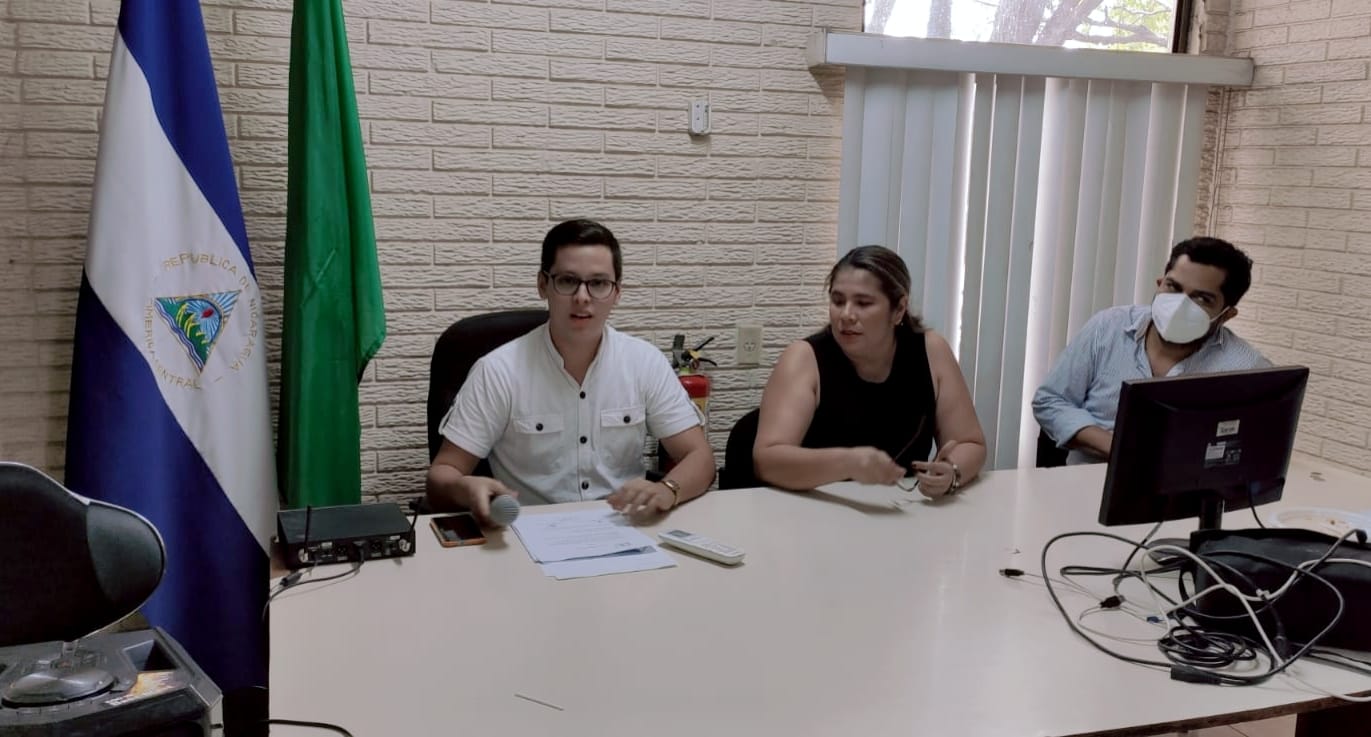 De izquierda a derecha: Isaac Ocampo, secretario; Dora Saballos, presidente; y Cristian Aguilar, vicepresidente