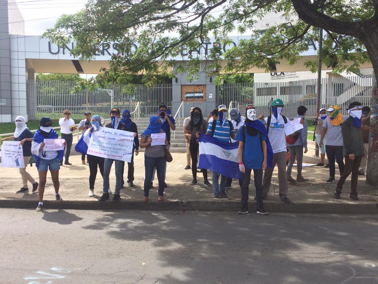 Debido a la prensencia de antimotines en el sector de la rotonda universitaria, donde se había convocado a un plantón, los estudiantes se trasladaron hacia las afueras de la Universidad Centroamericana. Foto: Walkiria Chavarría