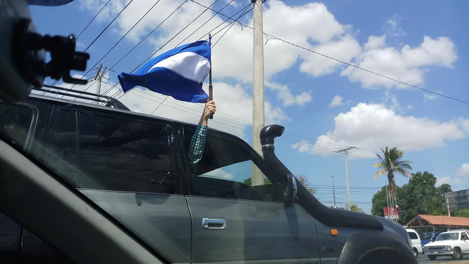 En su protesta, los profesionales se hicieron acompañar de la bandera de Nicaragua. Foto: Cortesía