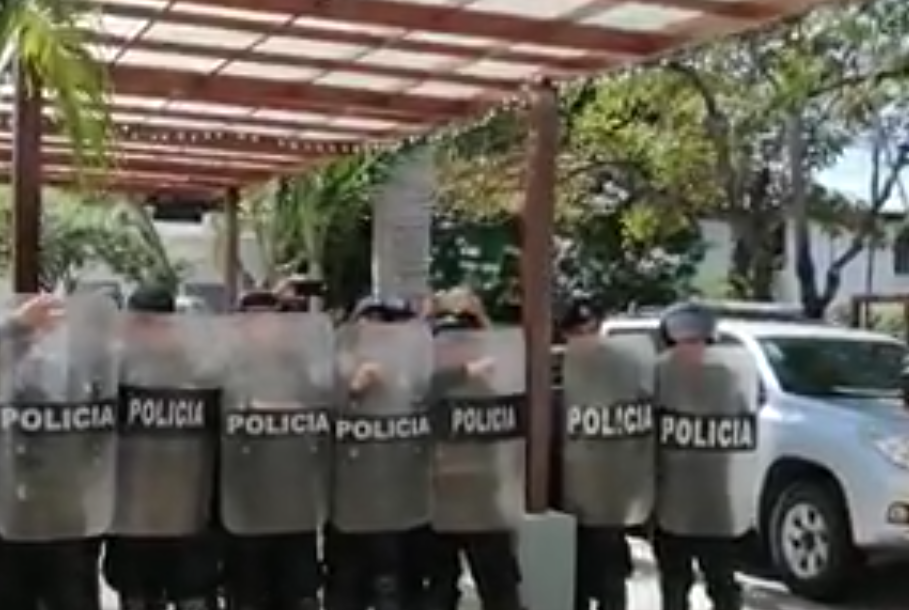 Policías que agredieron al periodista / Cortesía