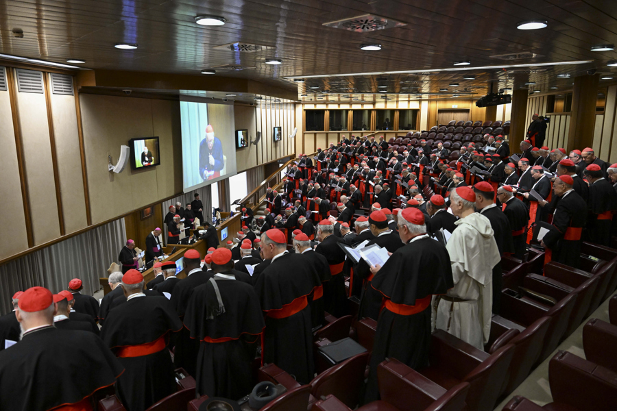 En la imagen, las reuniones en las que los purpurados que entrarán en la Capilla Sixtina se van conociendo./ EFE