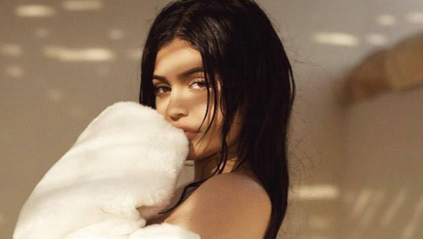 Kylie Jenner dio a luz a una niña.