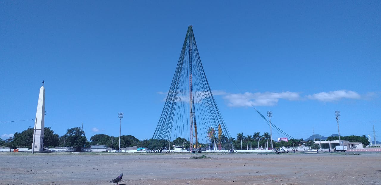 En algunas rotonda de Managua ya se pueden ver adornos alusivos a la Navidad. Foto Héctor Rosales.