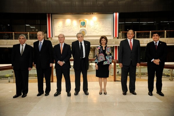 Seis de los siete expresidentes de Costa Rica aparecen en esta fotografía, donde posan con el actual mandatario Carlos Alvarado. Foto: www.nacion.com