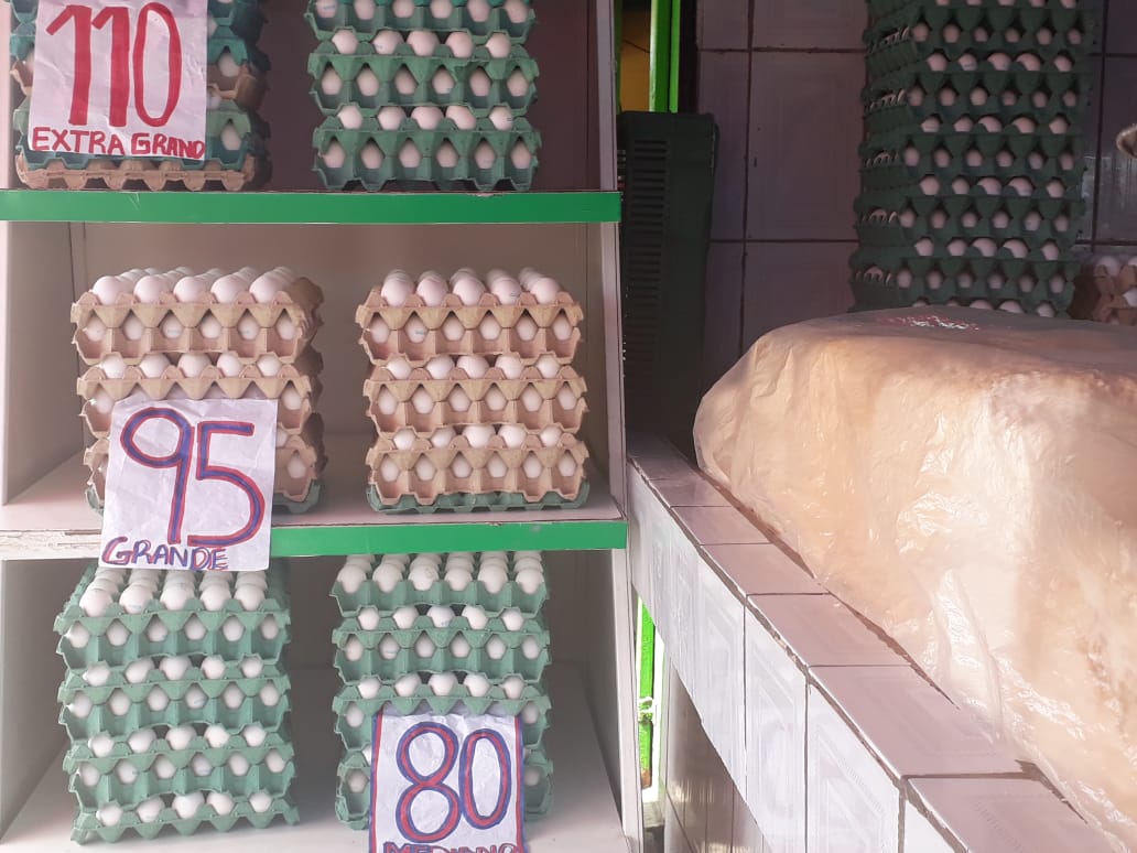 El precio de la cajilla de huevos bajó, según comerciantes.
