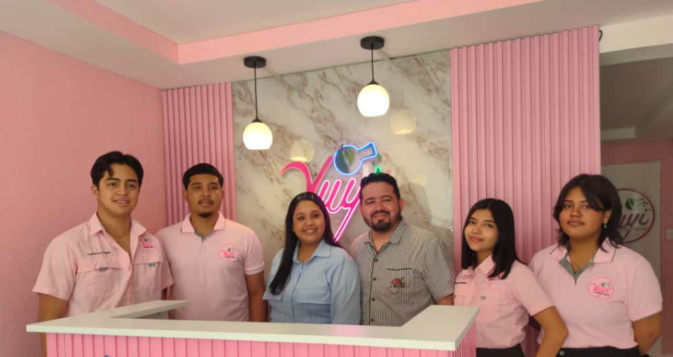 Yuyi Mendoza, especialista en podología, rodeada de su familia. / Cortesía
