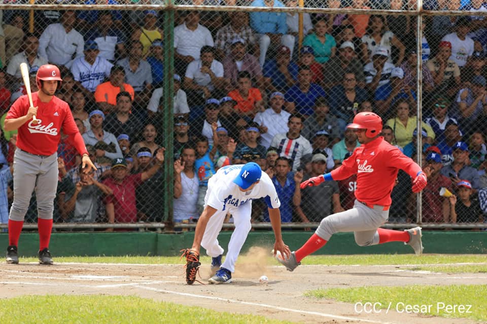 Una de las jugadas realizadas en el tercer partido de la serie Nicaragua vs Cuba