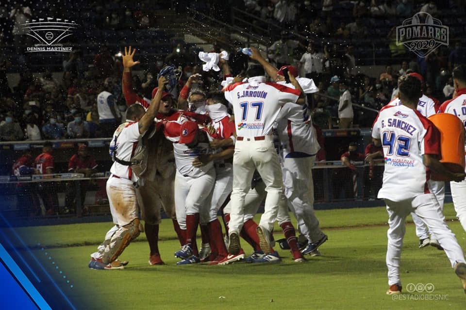 Momento del ultimo out del partido el Bóer celebra en el terreno 