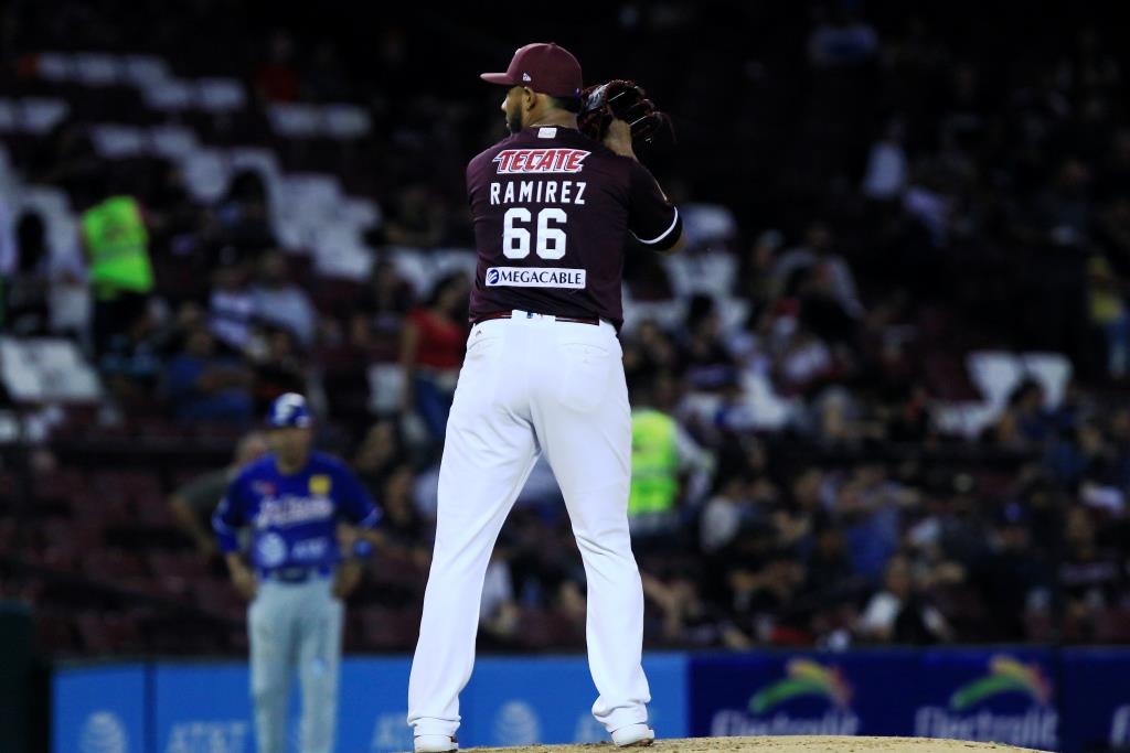 JC con el uniforme de los Tomateros