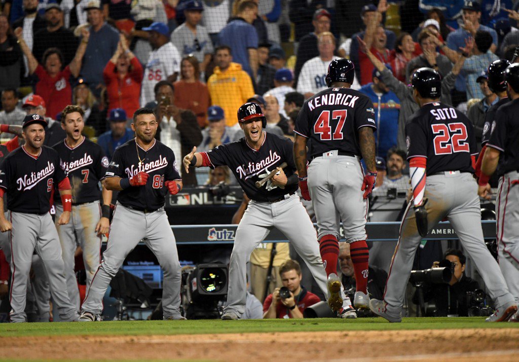 Kendrick celebra el cuadrangular con las bases llenas.