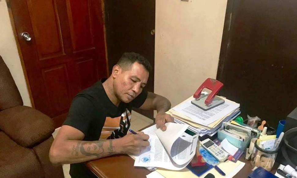 Mayorga al momento de firmar el contrato para su pelea 