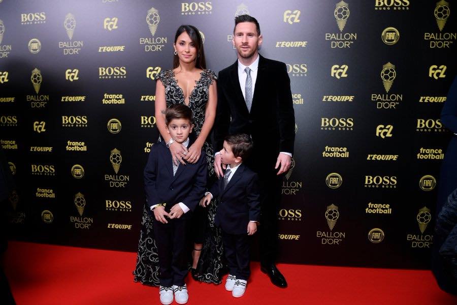 Lionel Messi junto a su familia en la alfombra roja del evento 