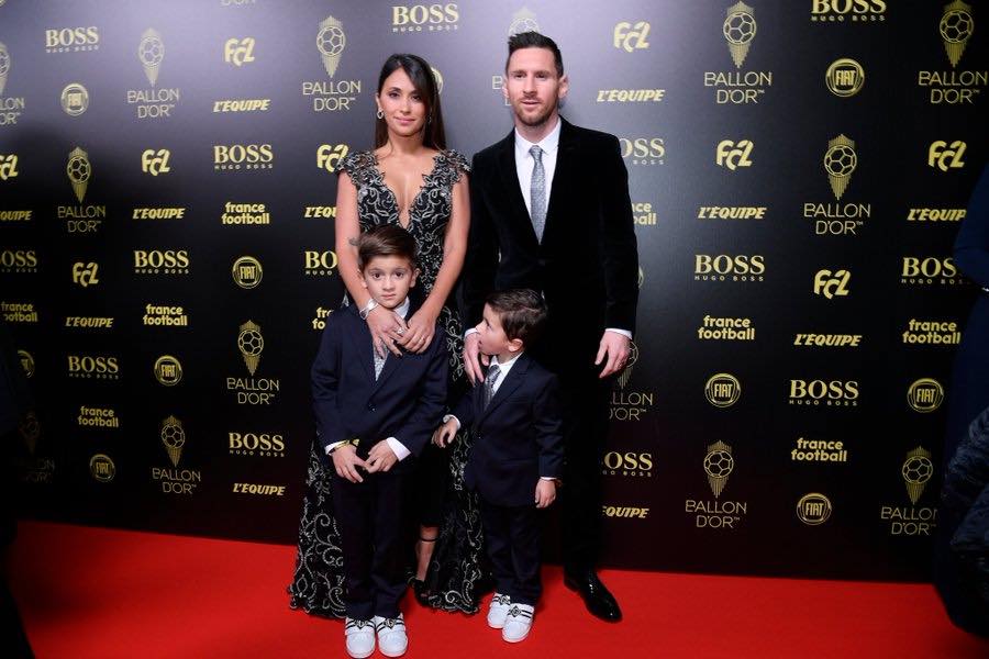 Lionel Messi junto a su familia en la alfombra roja del evento 