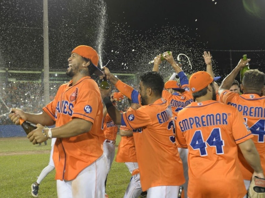 Celebración de los Gigantes en el terreno de juego.