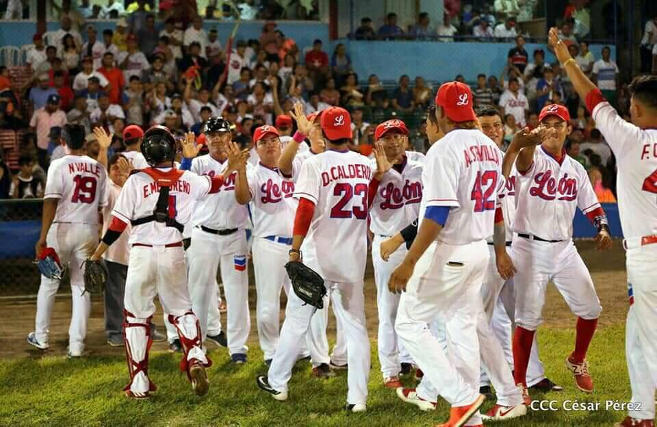 León celebra su clasficación a la final del Pomares.