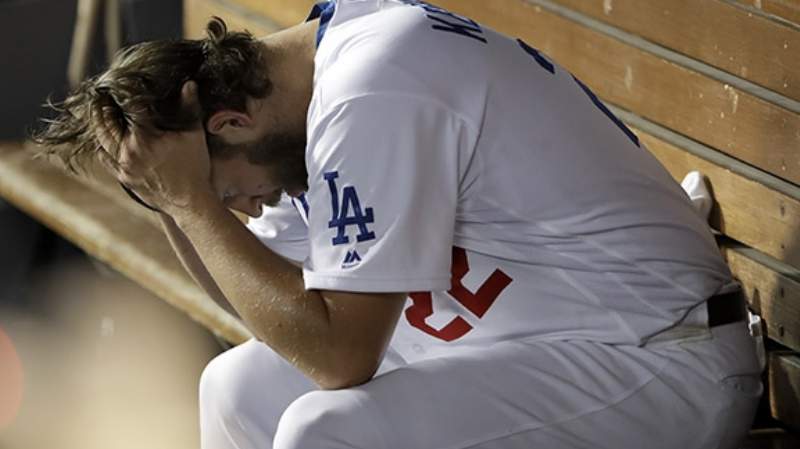 Clayton Kershaw abatido después de perder la ventaja.