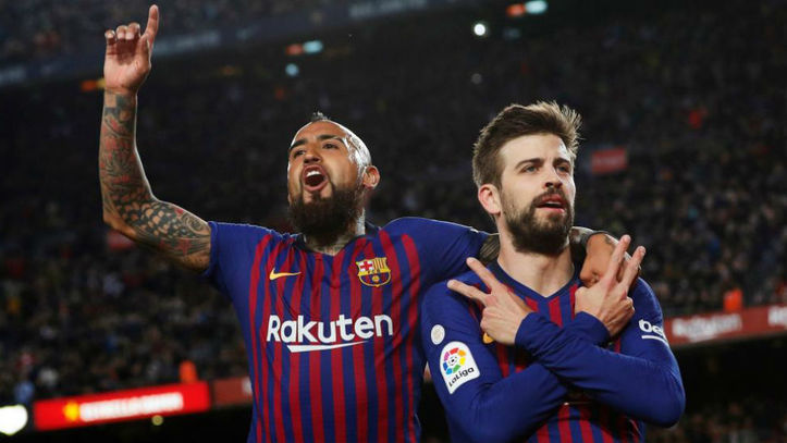 Vidal y Pique celebran un gol del Barcelona 