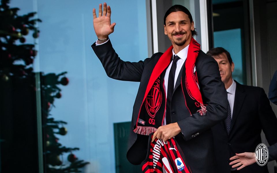 Zlatan saluda a los hinchas de Milan en su presentación 