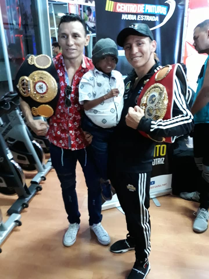 Los campeones Alvarado con el niño Alexander Jiménez 