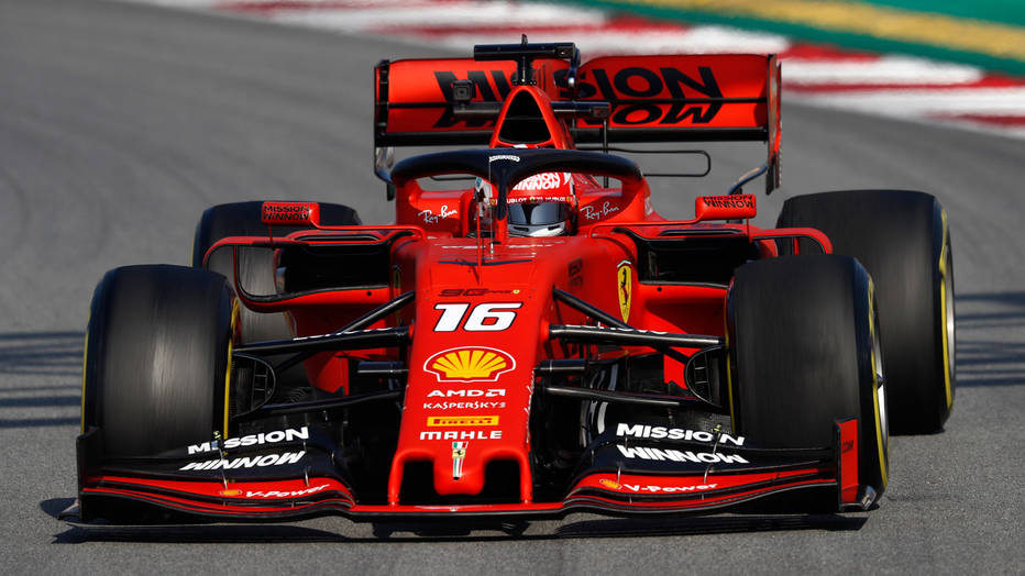 Leclerc en su monoplaza rojo caracteristico de Ferrari 