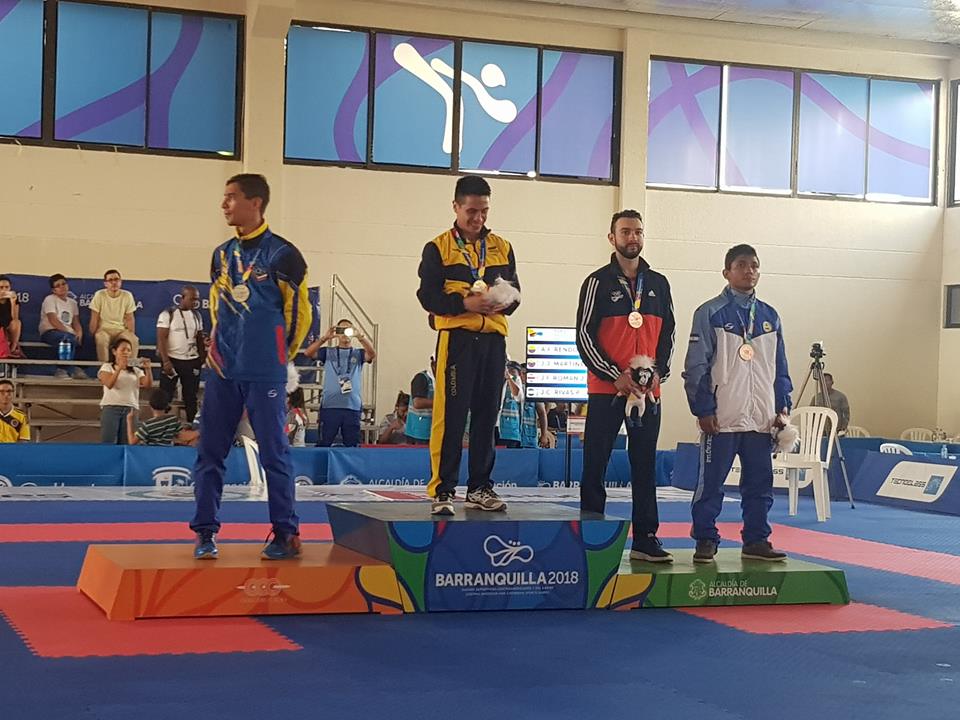 José Rivas en el podio con su medalla de bronce 