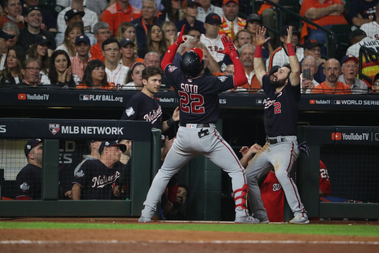 Singular festejo entre Soto y Rendon. 