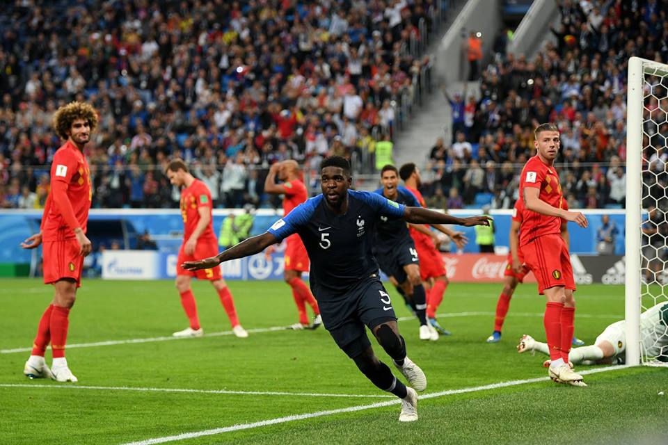 Samuel Umtiti celebra su anotación el gol con el que Francia gana el partido 