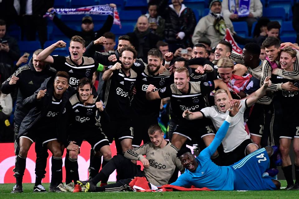 El Ajax celebra en cancha ajena su clasificación a 4tos de final 