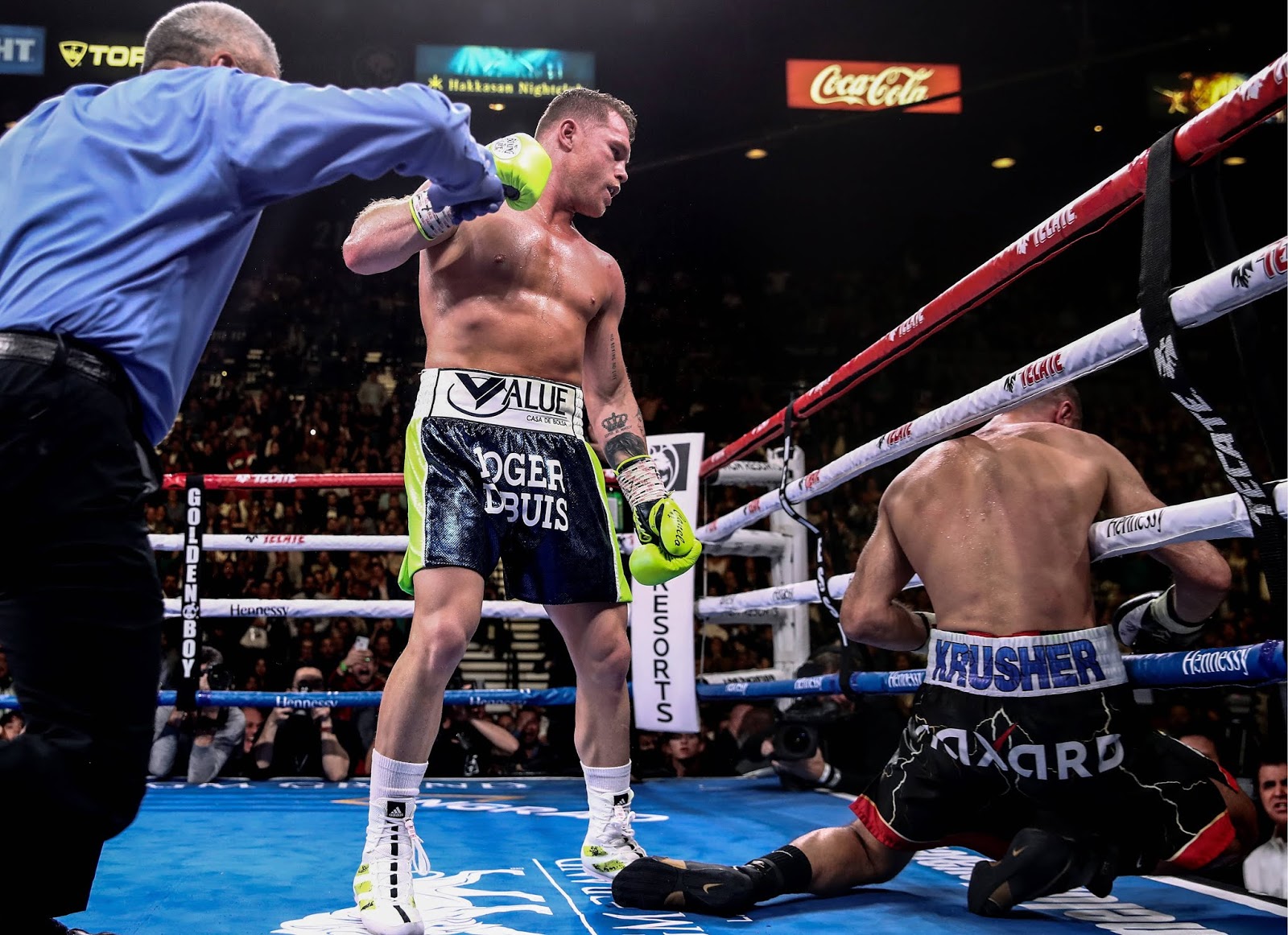 Kovalev en la lona luego de la combinación del Canelo.