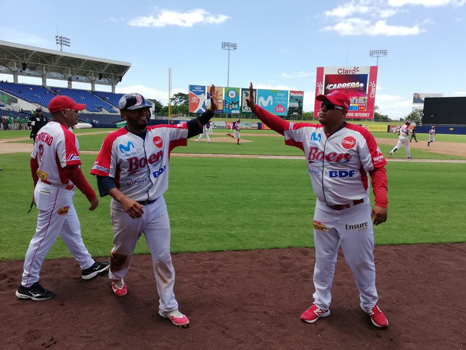 Juan Carlos Urbina líder de home run y carreras impulsadas.