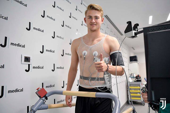 El jugador en la revisión medica con la Juventus. Foto Cortesía.