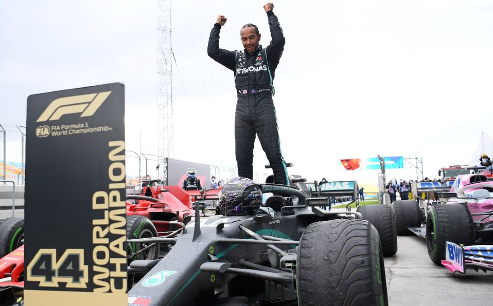 Hamilton celebra su victoria en el gran premio de Turquía. 