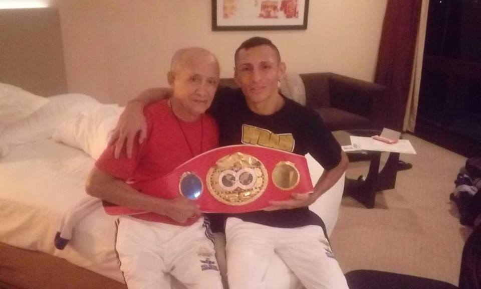 Félix Alvarado con el título de campeón 108 lbs FIB