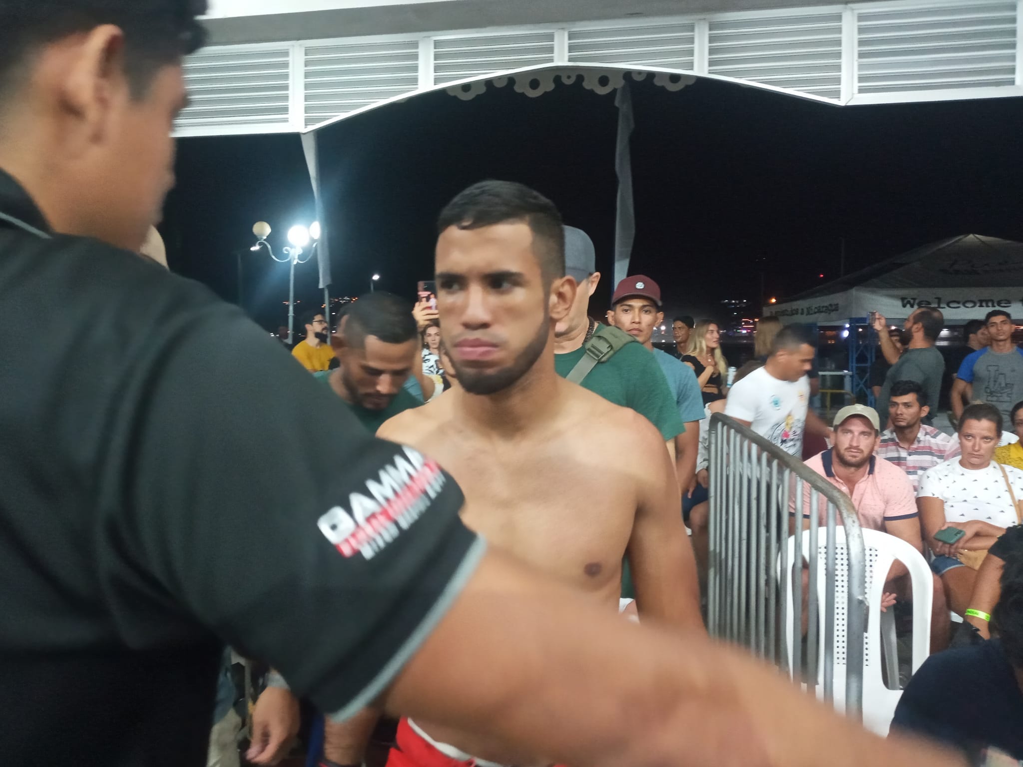 José Rivera vencedor de la pelea estelar