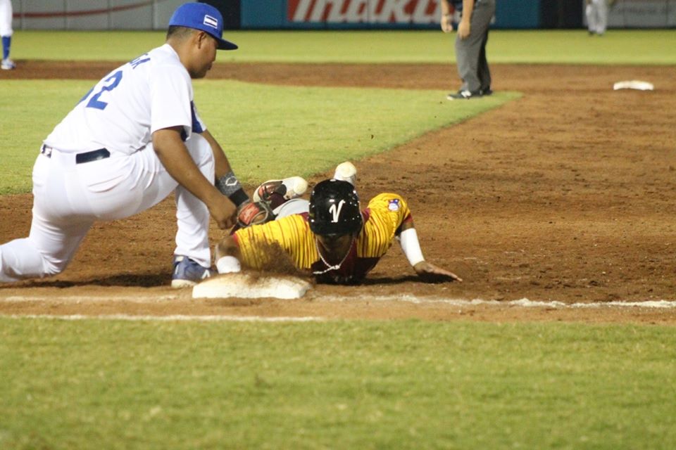 Un de las jugadas del partido Nicaragua vs Venezuela 