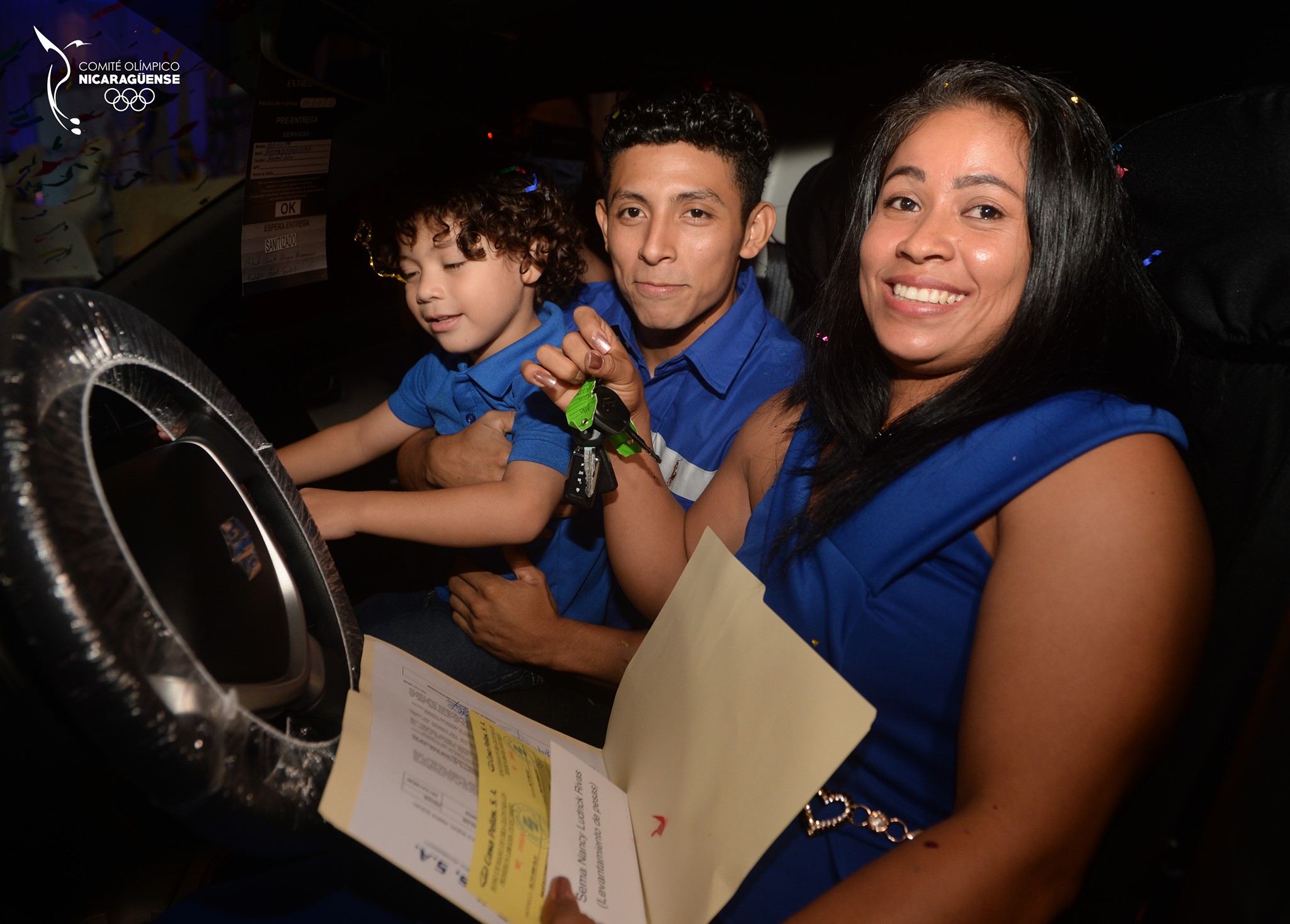 Sama Nancy recibe el auto en la Gala Olímpica 