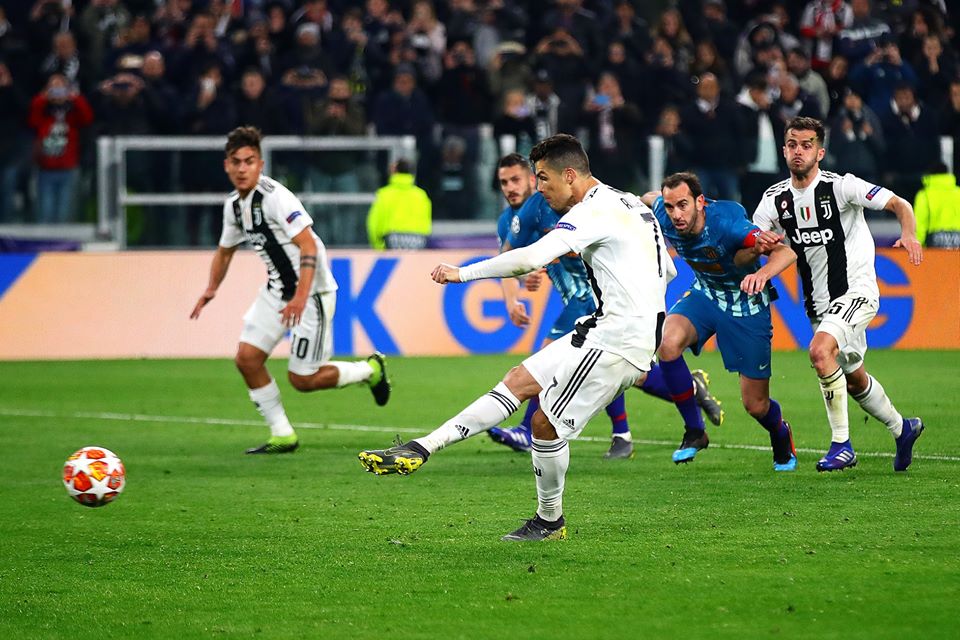 Momento de la ejecución del penal el gol decisivo del partido 