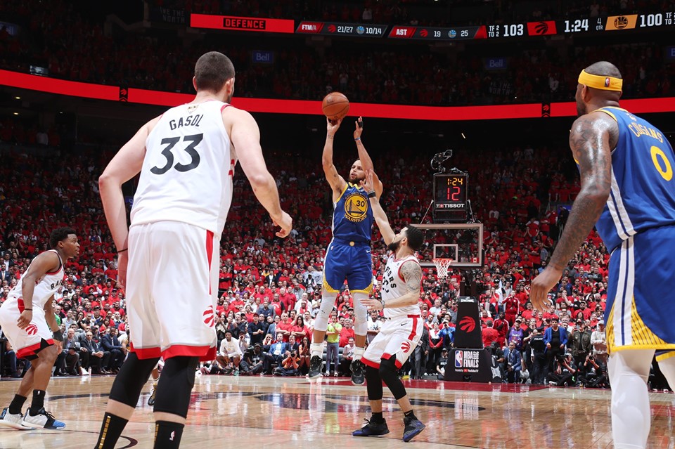 Curry fue el gran protagonista de la victoria de los Warrios 